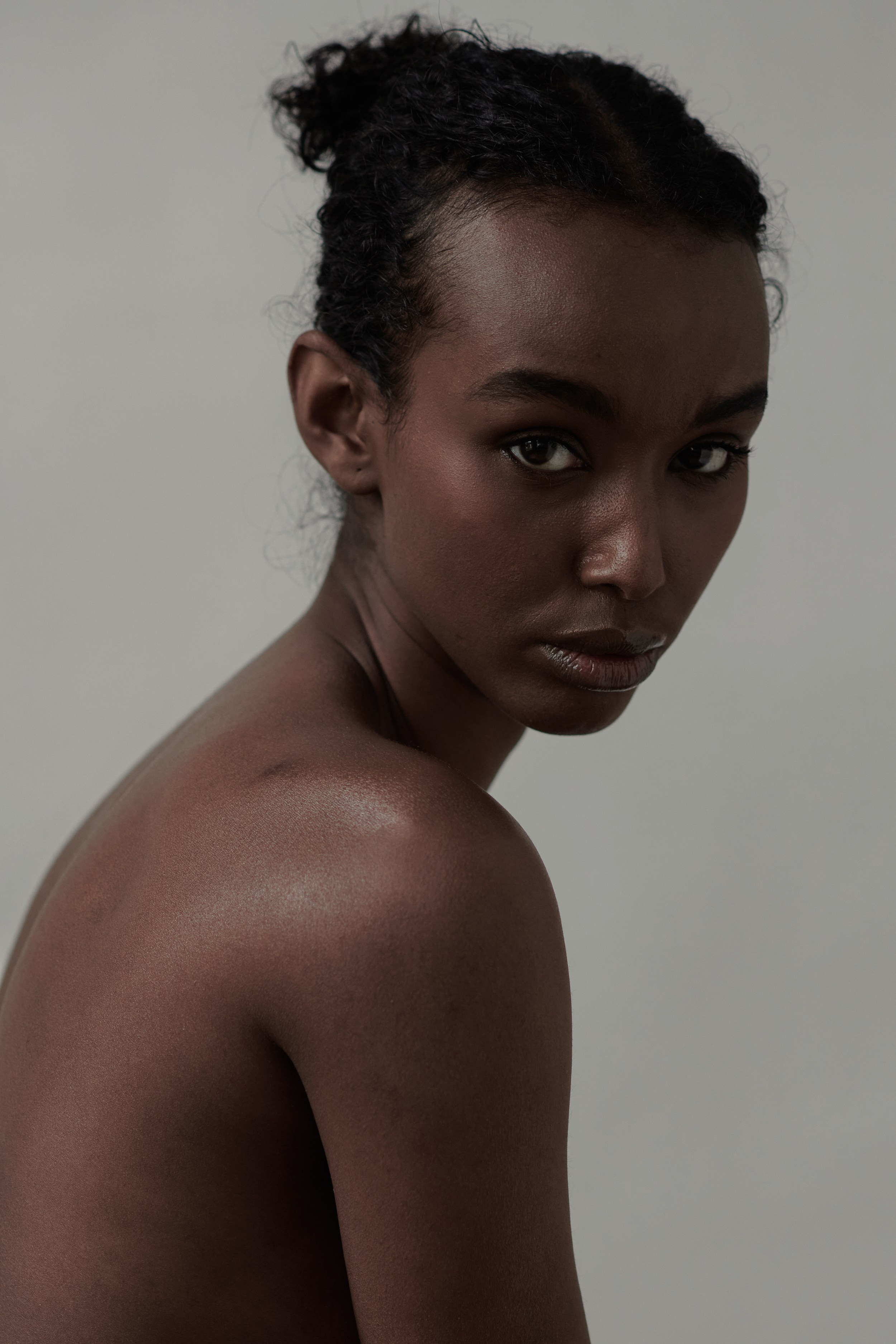 Artistiek portret van een jonge vrouw met een diepe uitdrukking, vastgelegd door portretfotograaf Victoria Ushkanova in Amsterdam