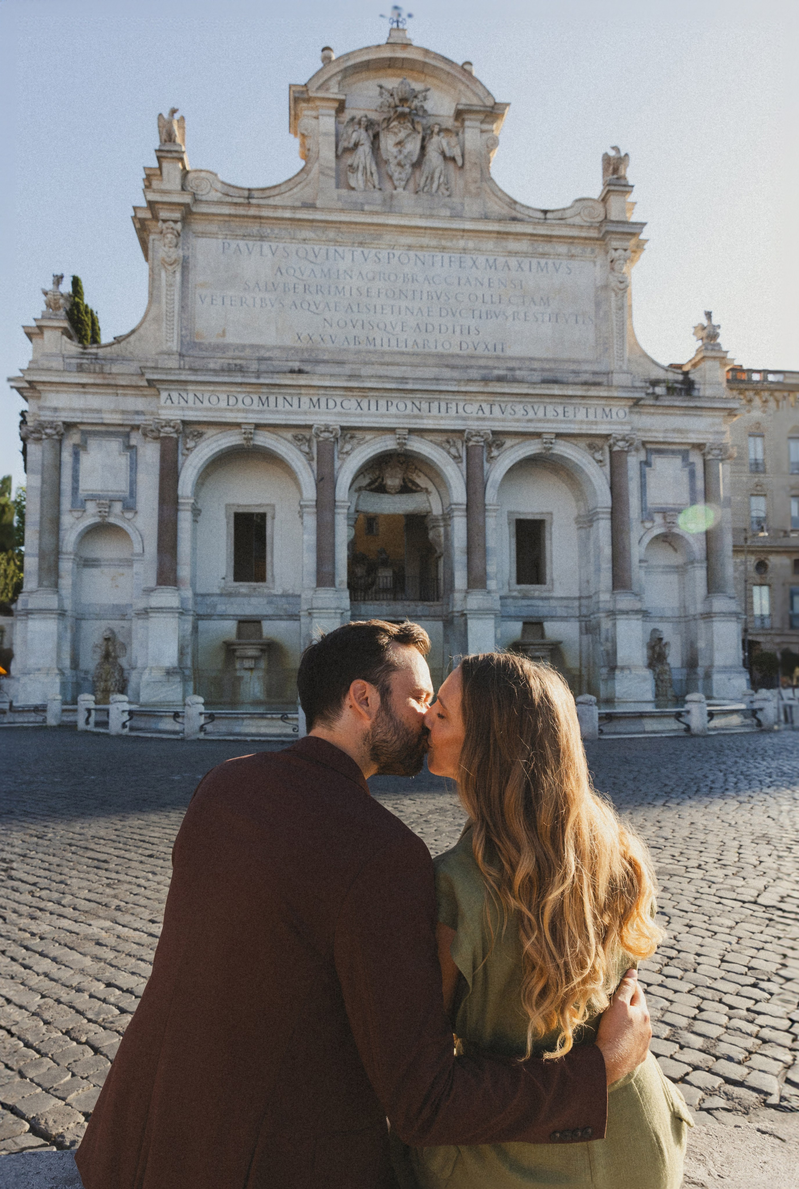 Best Couple Photoshoot Ideas in Rome: From Romantic to Editorial. Elizaveta Razumova | Fotografa Cinematica per Love Story, Matrimoni e Ritratti