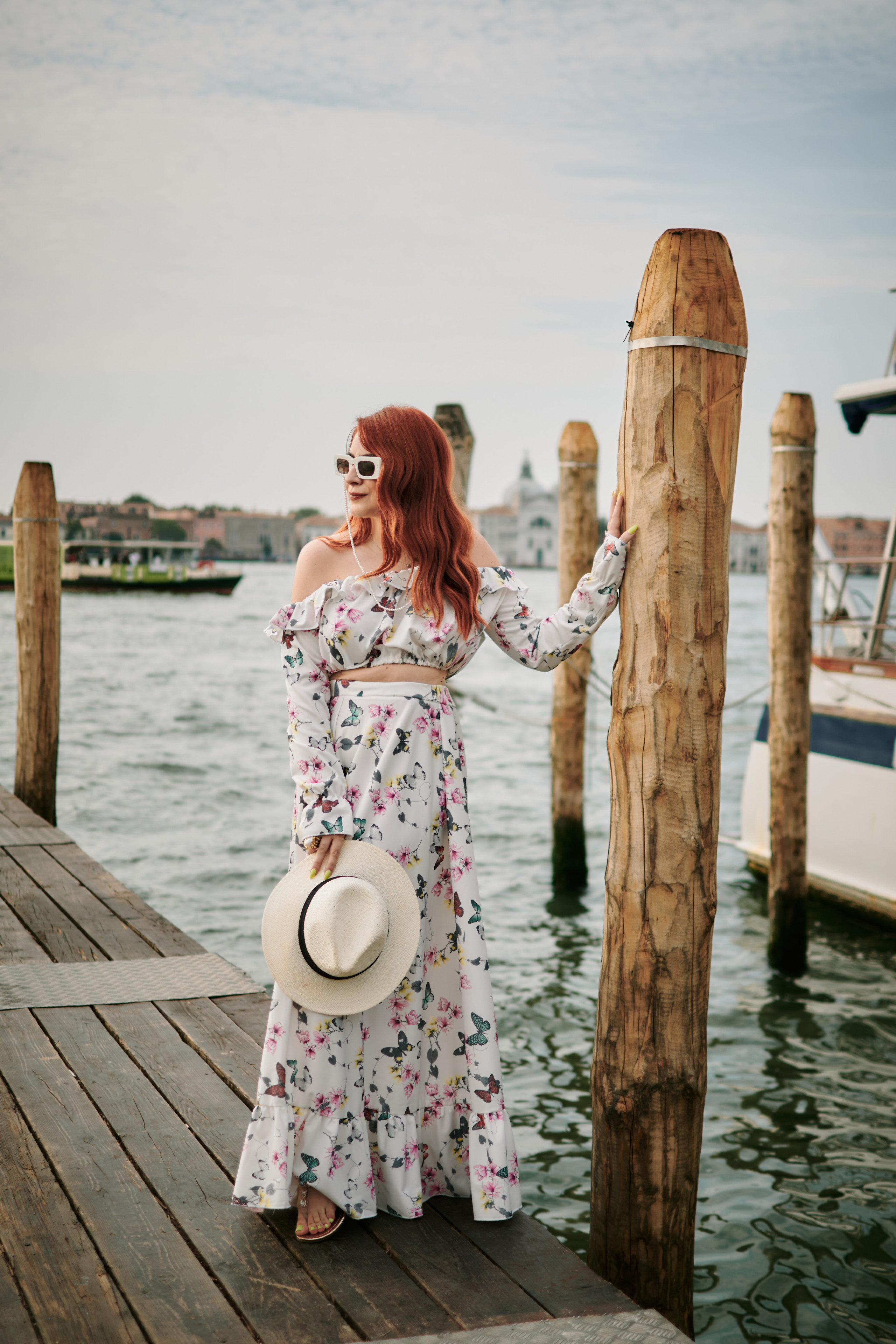 Blogger woman portrait photoshoot in Venice, Italy. Photographer in Venice, Italy. Yana Zotova