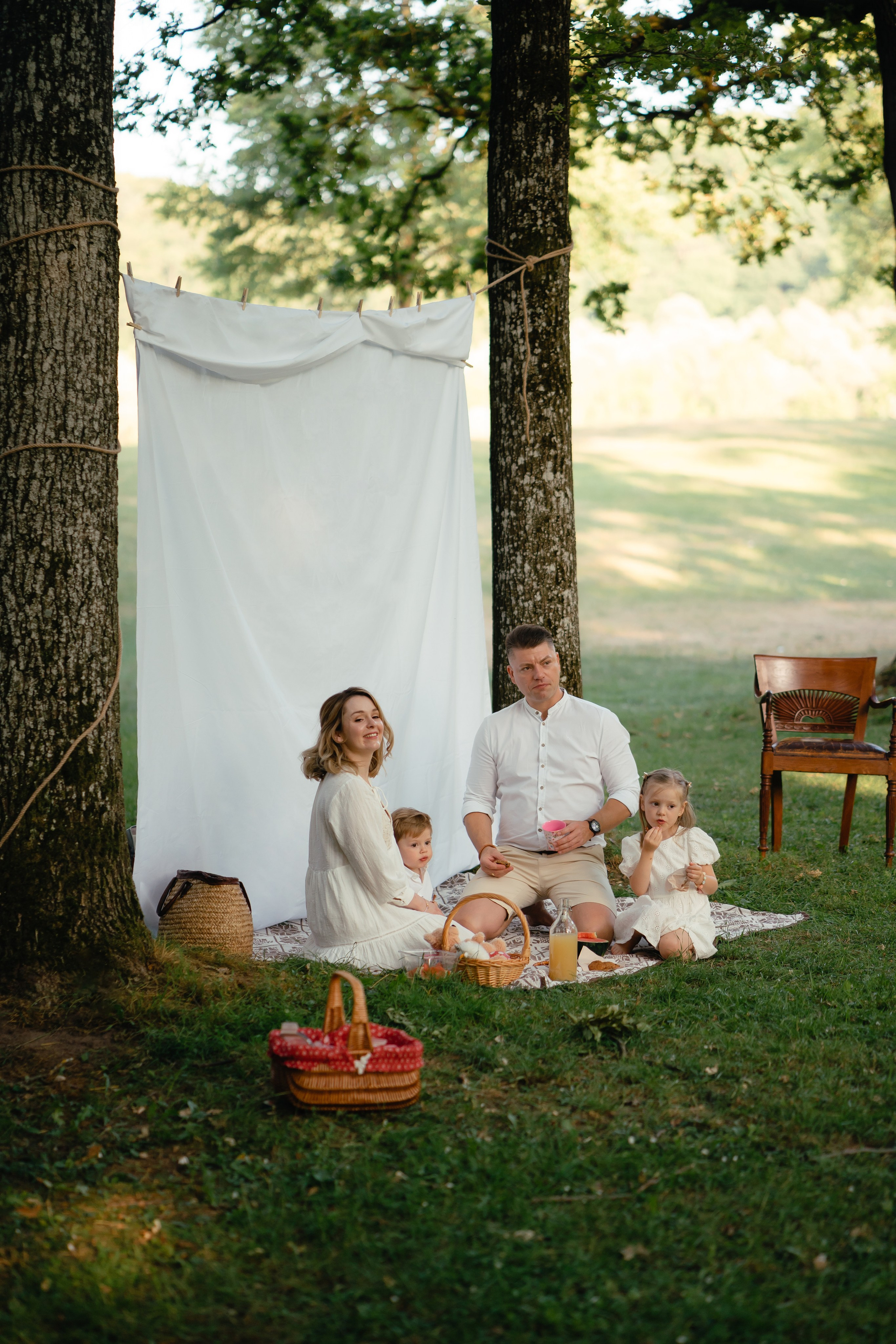 Photo shoot of a family with two children in nature