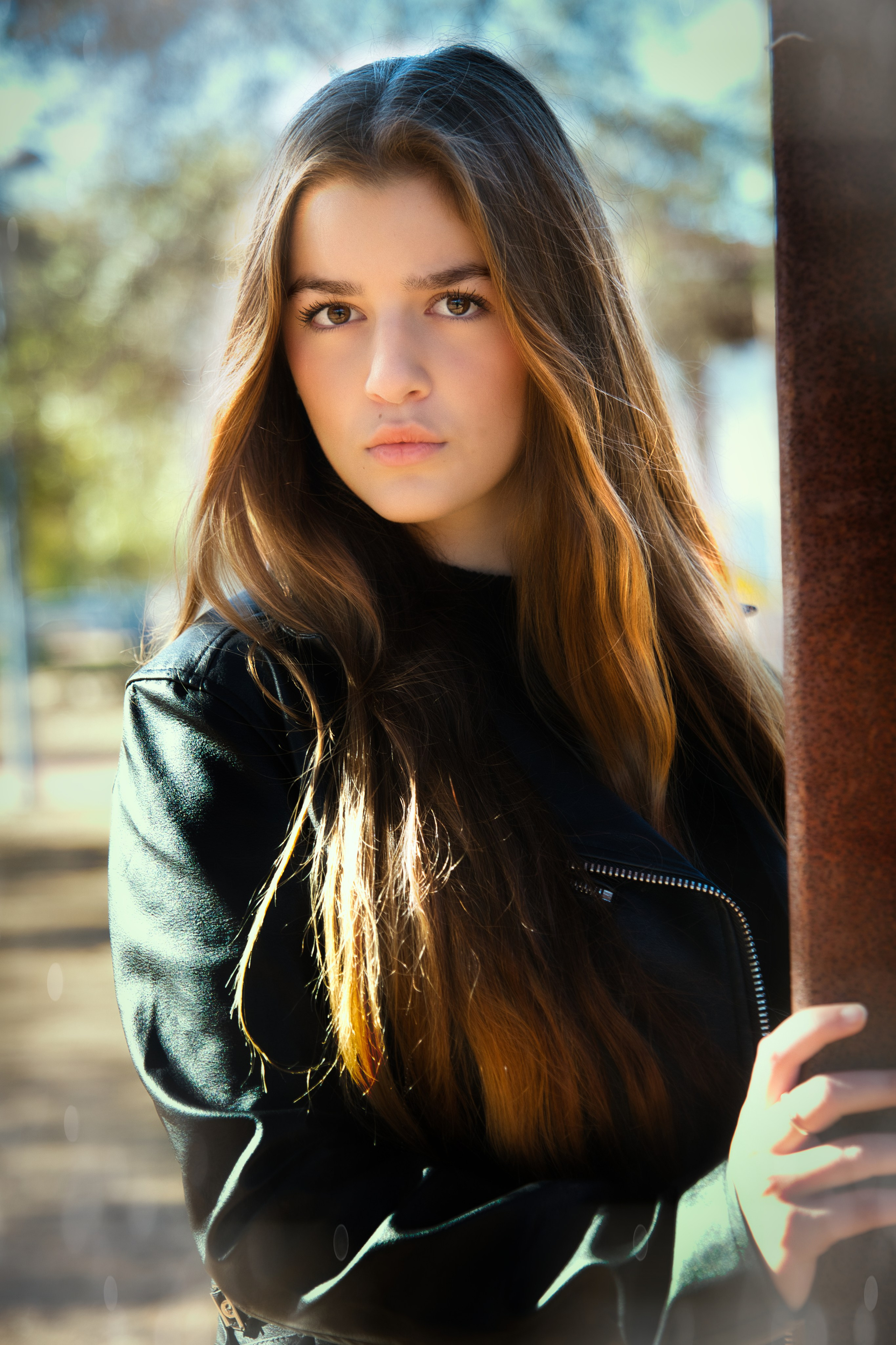 foto de retrato a chica joven posando con mirada atrevida