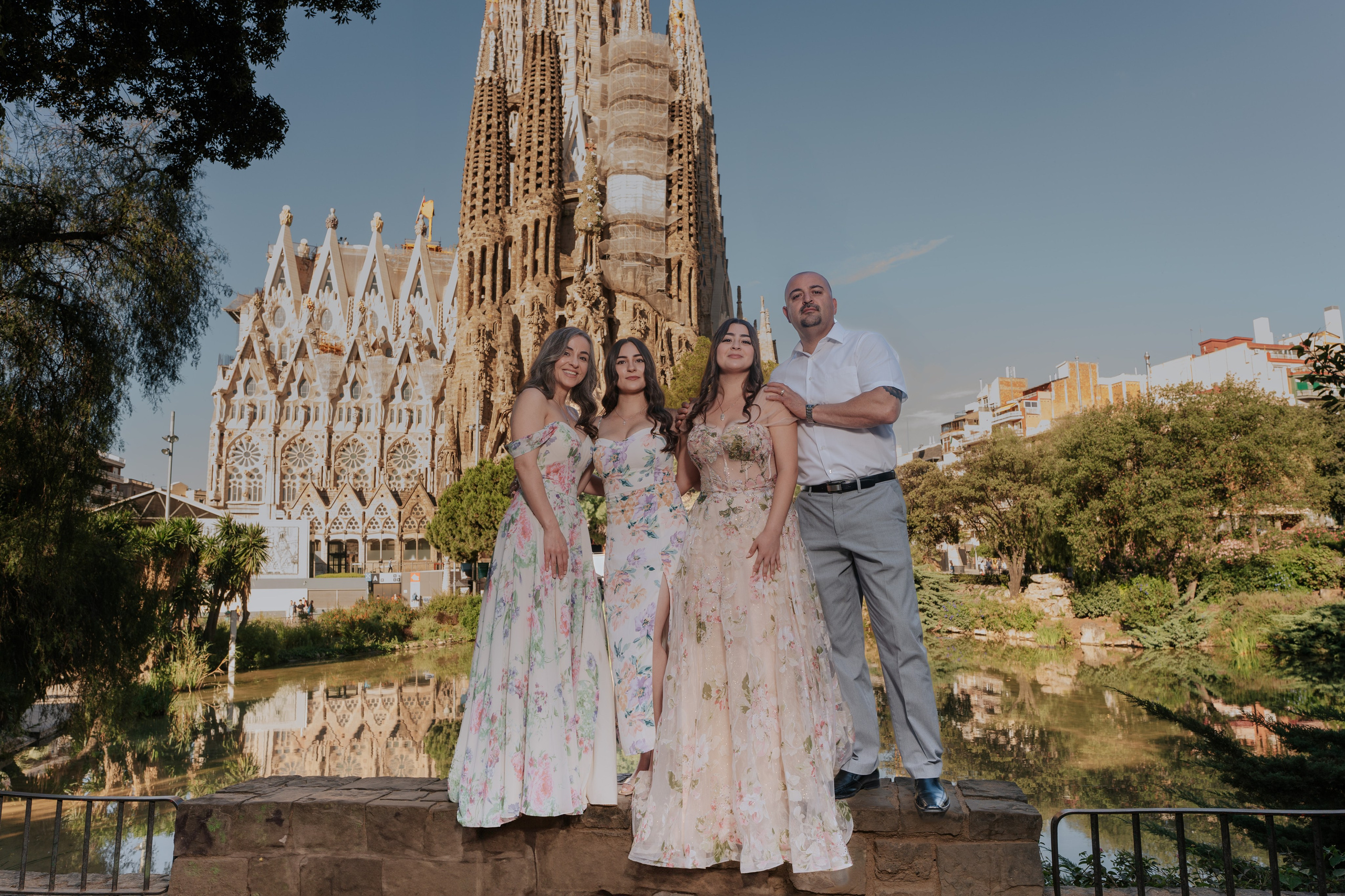 Family photographer in Sagrada Familia Barcelona