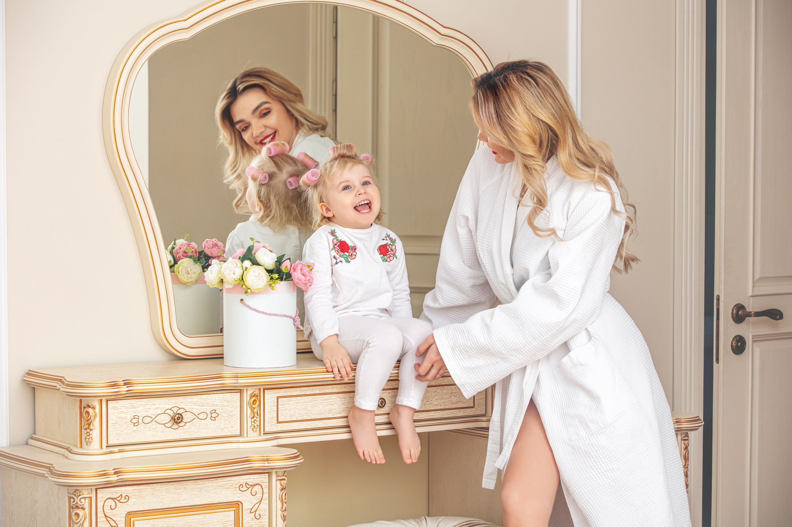 Trois générations de femmes réunies devant le miroir, moment tendre et familial