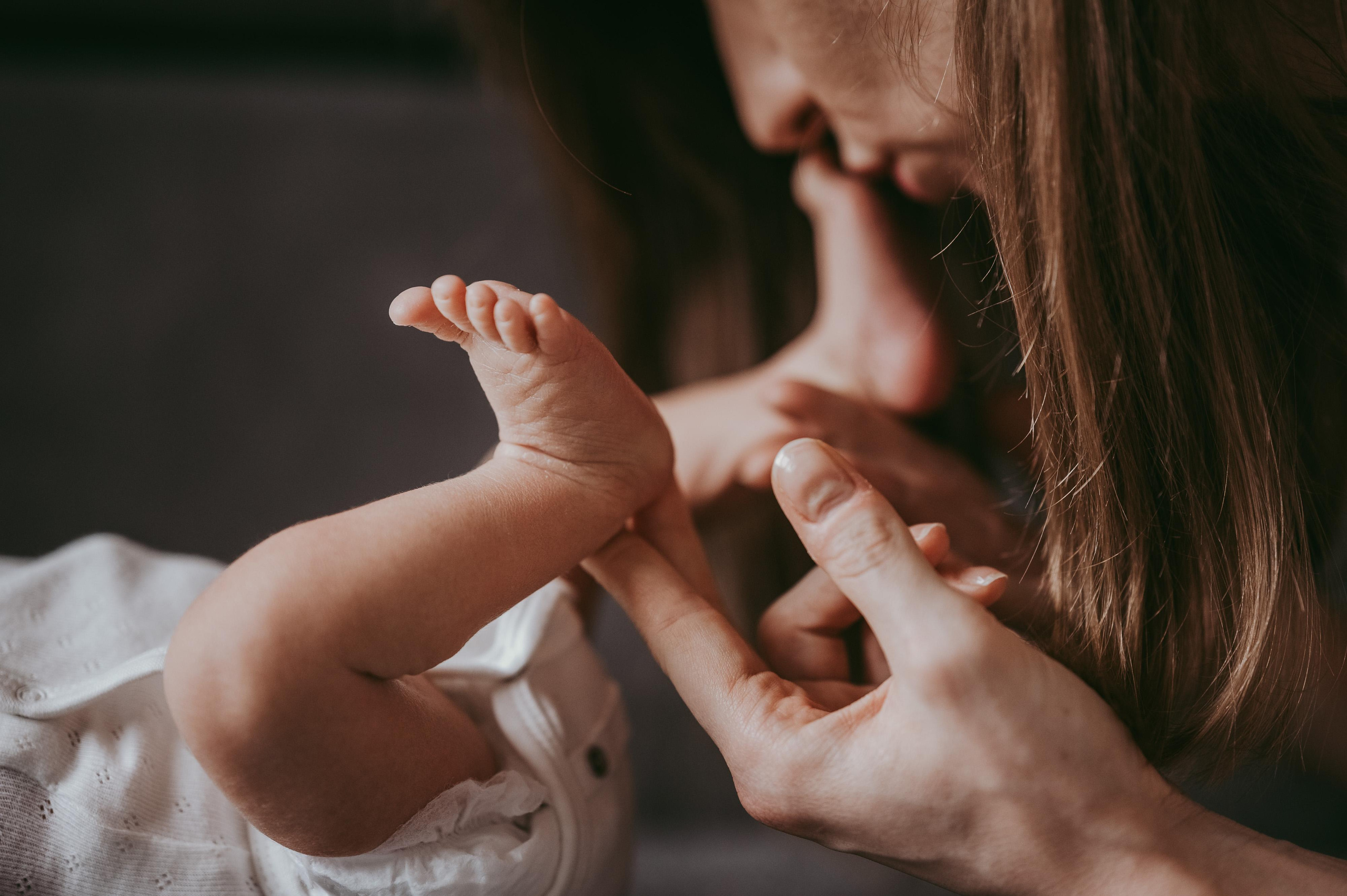 FOTOGRAFISANJE BEBA KOD KUCE. Deciji i porodicni fotograf u Beogradu Oksana Skendzic