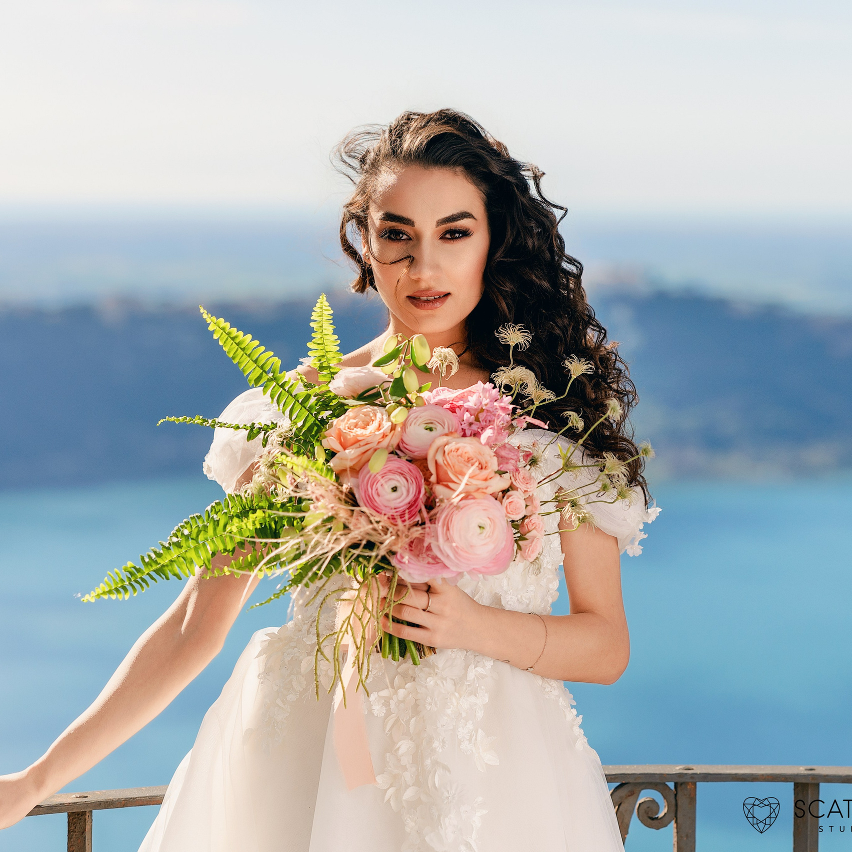 ritratto sposa in riva al lago con bouquet in mano