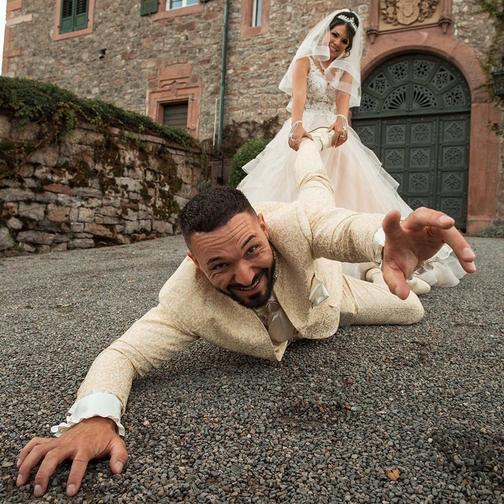 Hochzeitsfotografie in der Kirche. Hochzeitsfotograf begleitet deine Hochzeit.