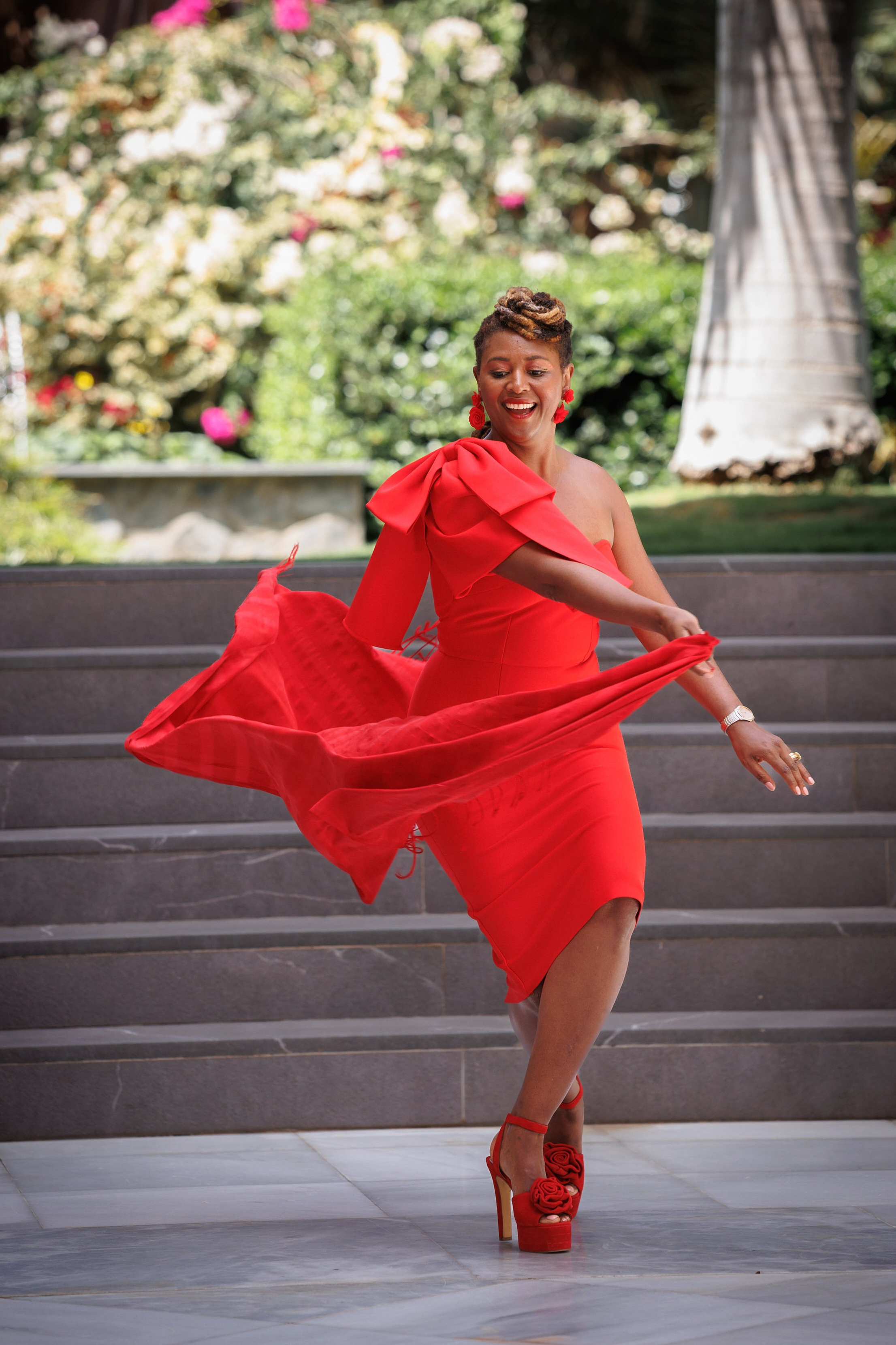 Деловая пара во время фотосессии в солнечном Лас-Пальмасе на Гран-Канарии.