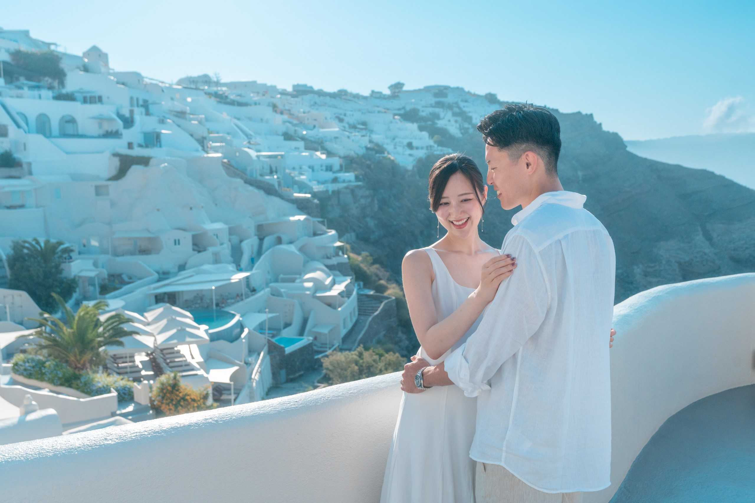 Love story photoshoot in Santorini. Photographe vidéaste à Santorin|Séances photos de Robe volante Santorin|