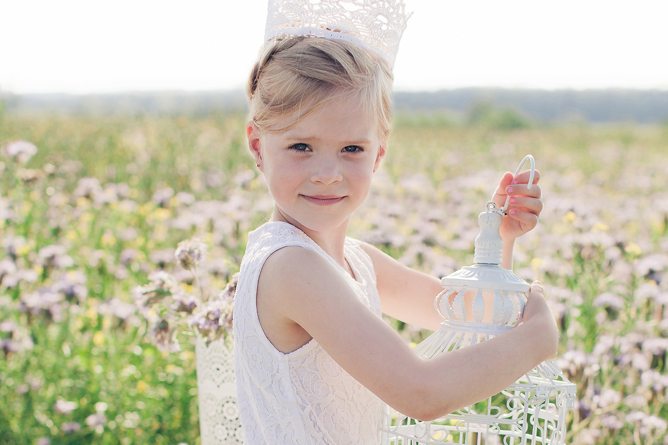 Perhekuvaus kukkapellolla Helsingissä