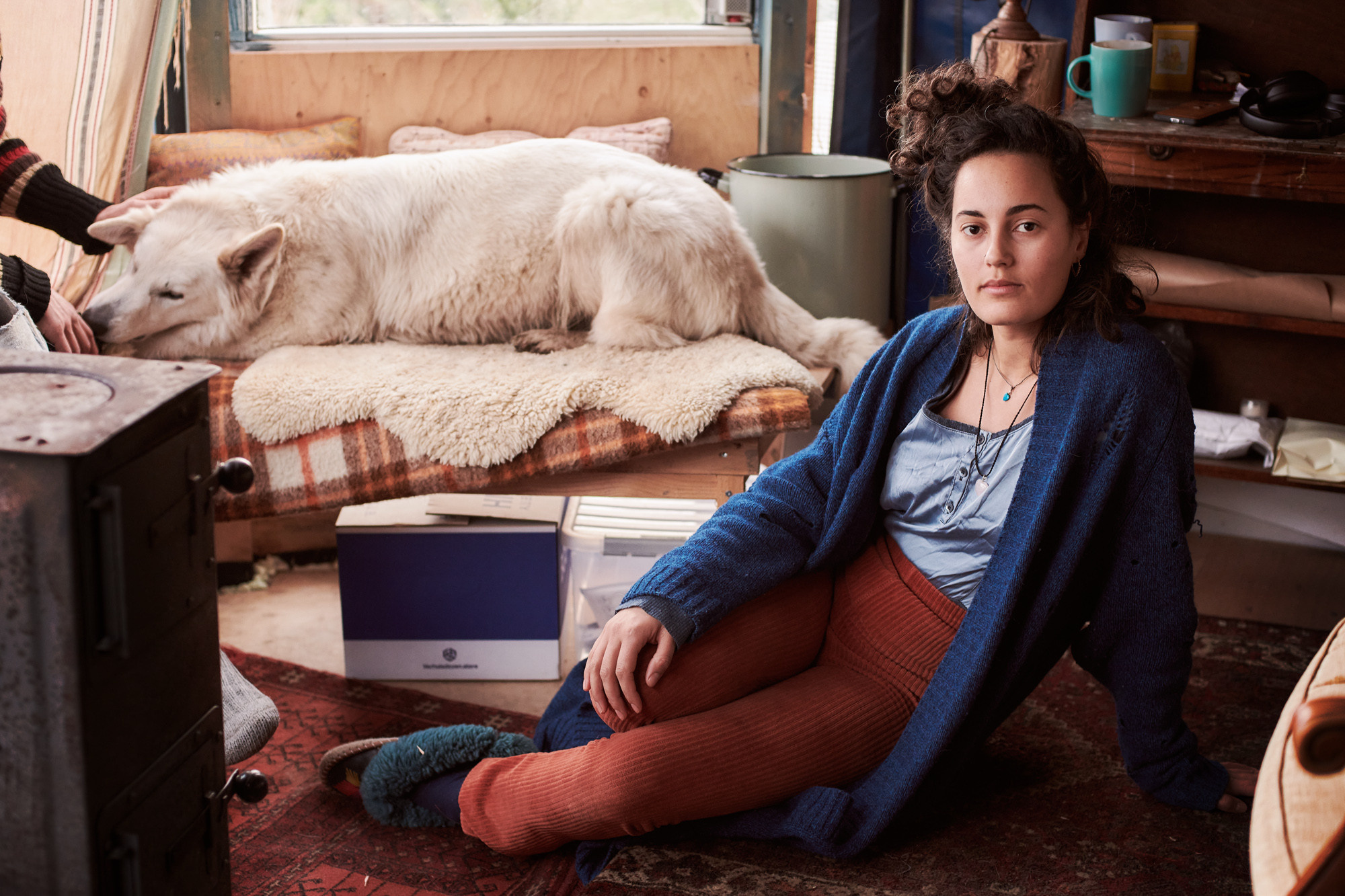 Vrouw met witte grote hond in yurt Oosterwold Almere.