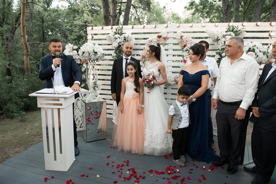 ведущий москва