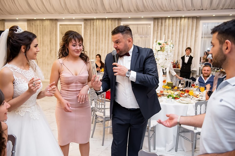 ведущий в москве