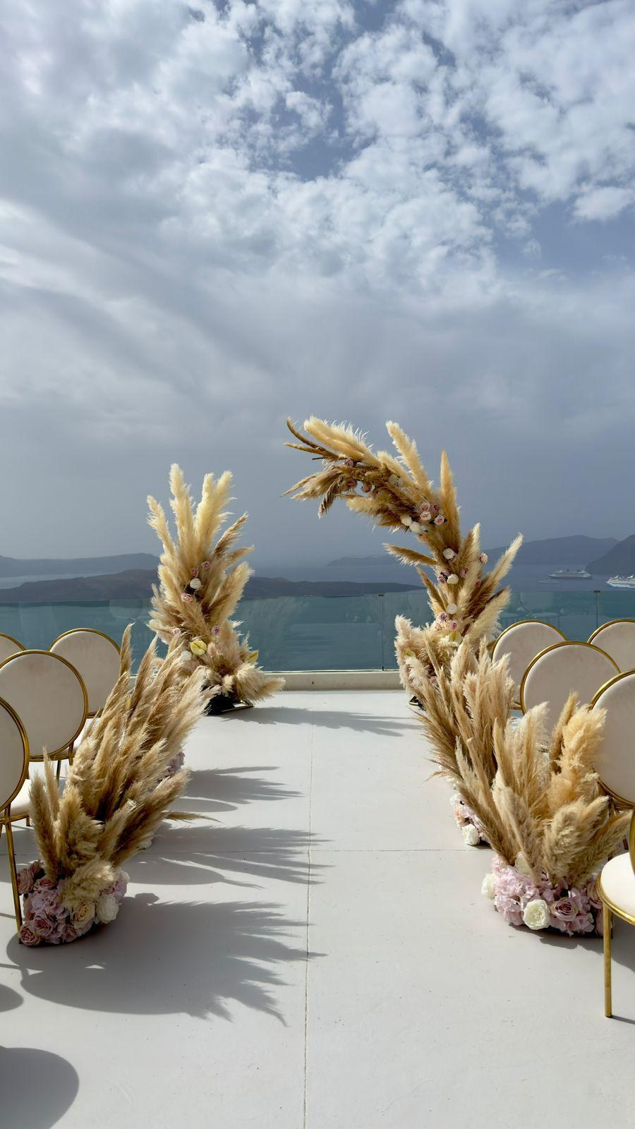 Magical Floral Decor Ideas for Secret Marriage Proposals in Stunning Santorini Venues. Photographe vidéaste à Santorin|Séances photos de Robe volante Santorin|
