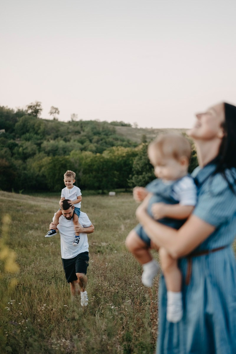 Basici / porodicno fotografisanje u prirodi. Deciji i porodicni fotograf u Beogradu Oksana Skendzic