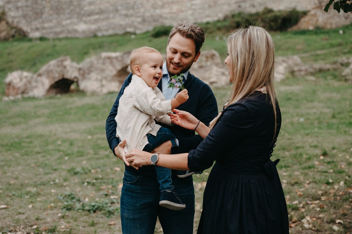 Nevena, Dusan i Vuk porodicno fotografisanje napolju. Deciji i porodicni fotograf u Beogradu Oksana Skendzic