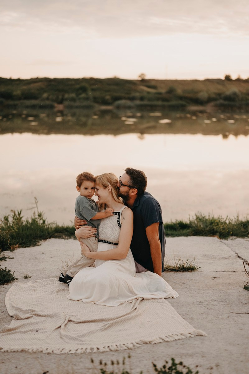 Dijana, Relja i Teo / porodicno fotografisanje napolju. Deciji i porodicni fotograf u Beogradu Oksana Skendzic