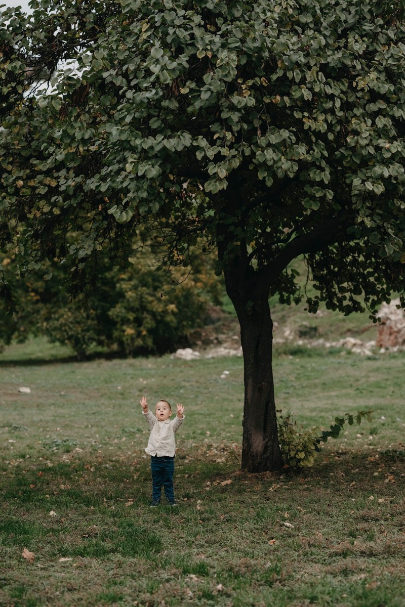 Nevena, Dusan i Vuk porodicno fotografisanje napolju. Deciji i porodicni fotograf u Beogradu Oksana Skendzic