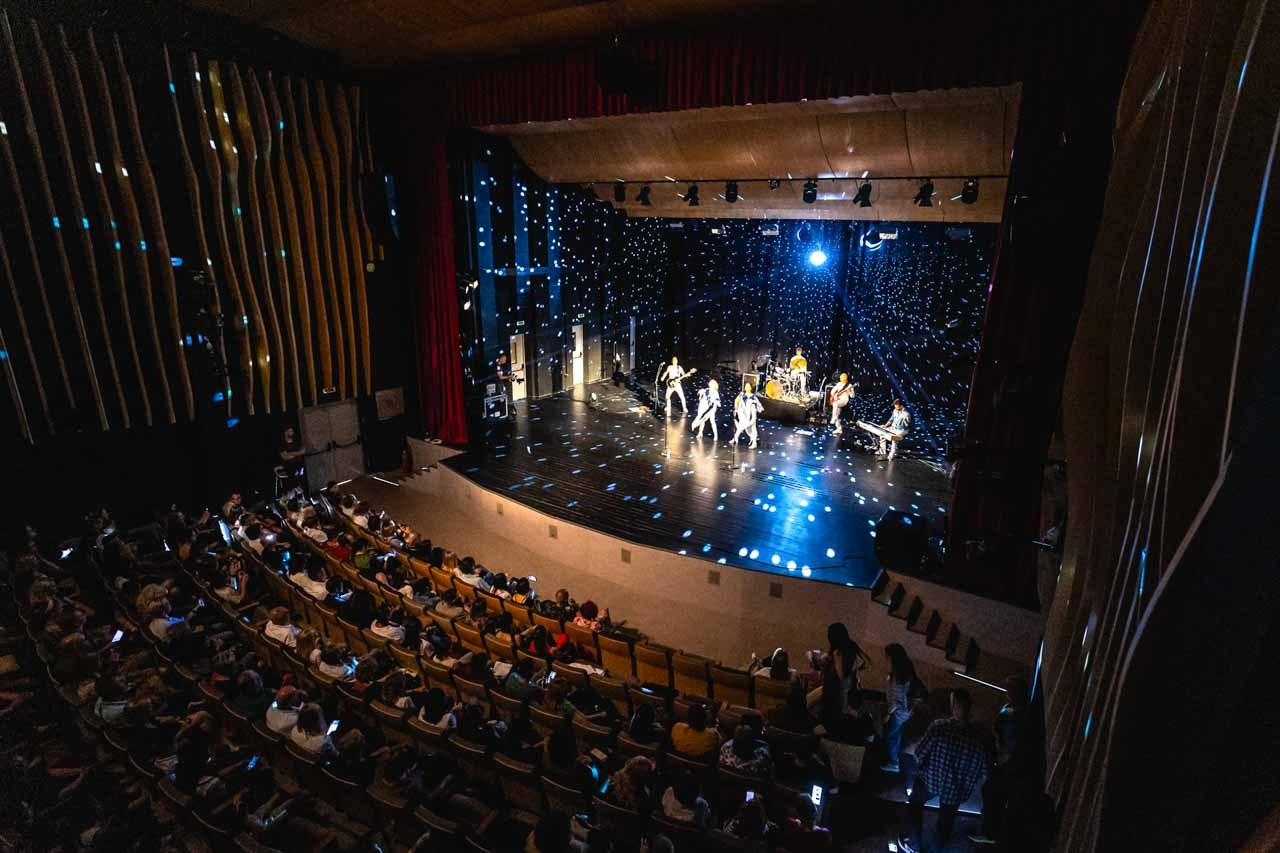 Pogled na Novosadsku koncertnu dvoranu tokom muzičkog nastupa uživo ABBA Ring Tribute benda.