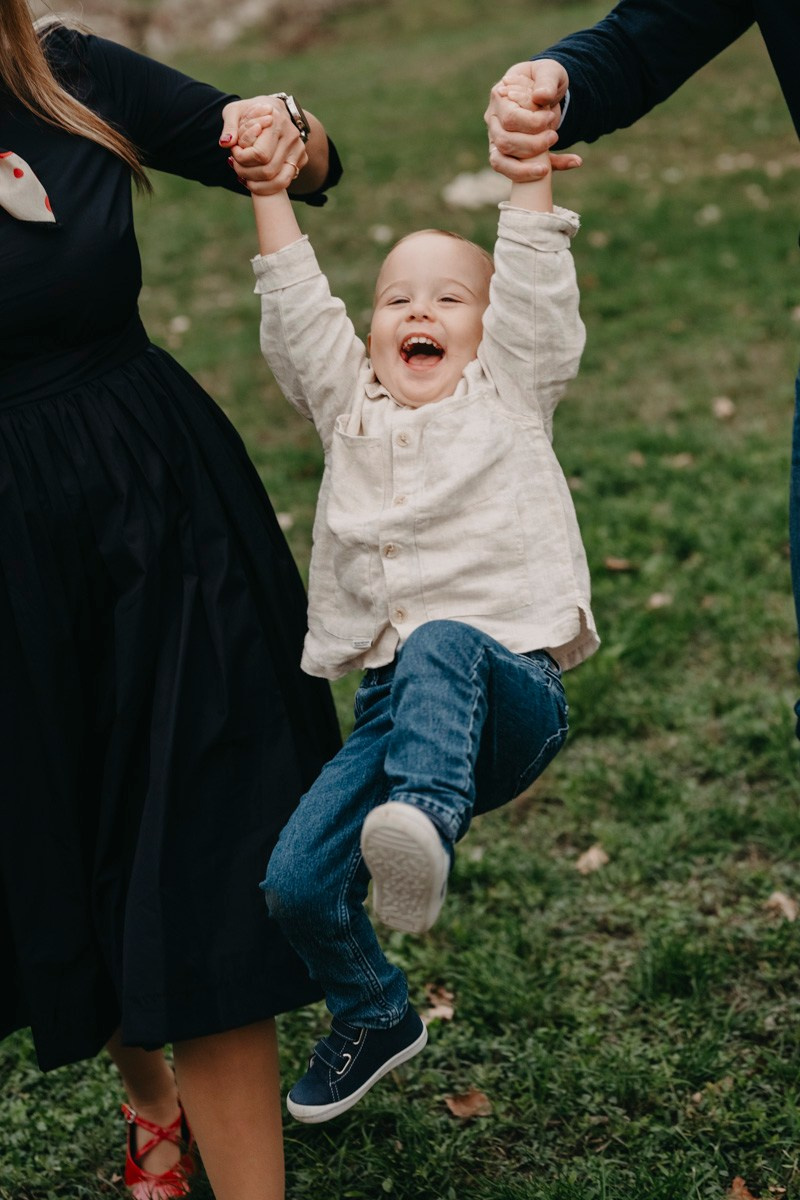 Nevena, Dusan i Vuk porodicno fotografisanje napolju. Deciji i porodicni fotograf u Beogradu Oksana Skendzic