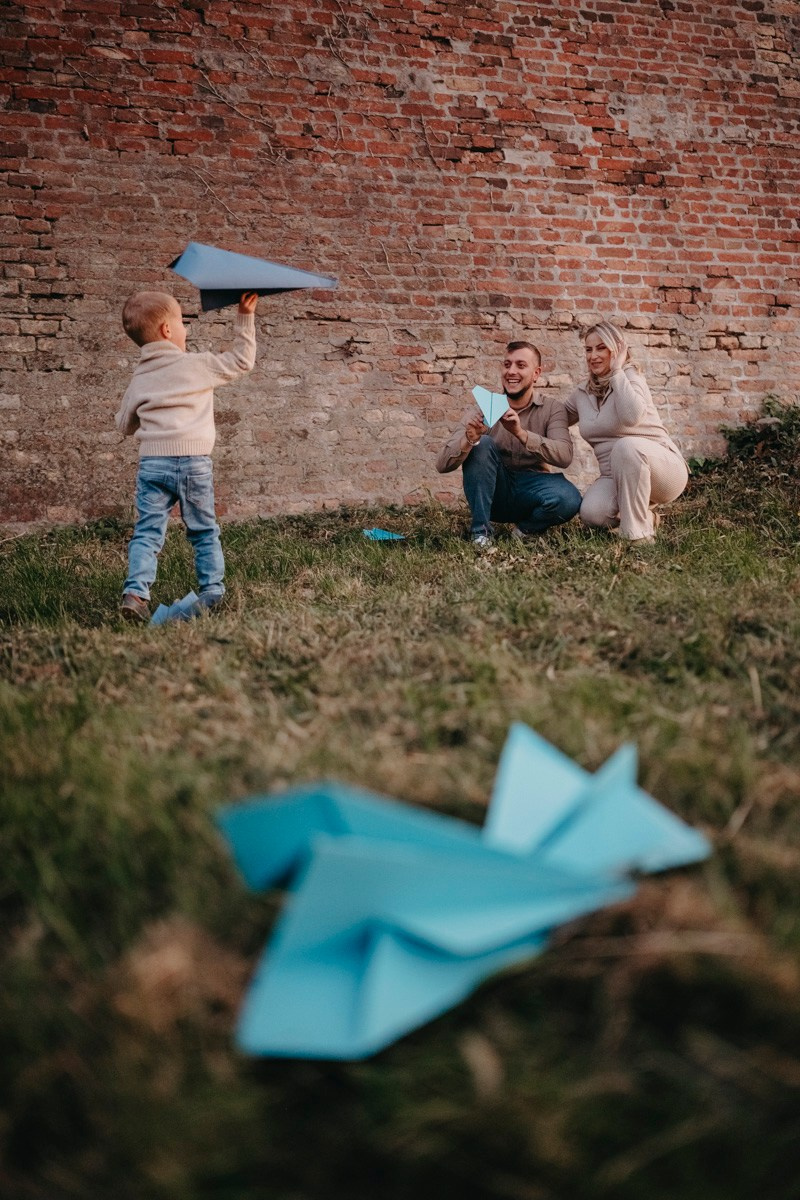 Zlata, Nemanja i Aleksej — porodicno fotografisanje napolju. Deciji i porodicni fotograf u Beogradu Oksana Skendzic