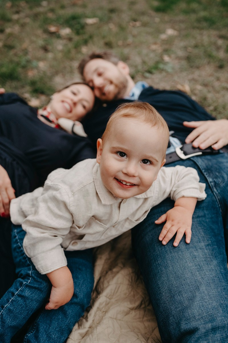Nevena, Dusan i Vuk porodicno fotografisanje napolju. Deciji i porodicni fotograf u Beogradu Oksana Skendzic