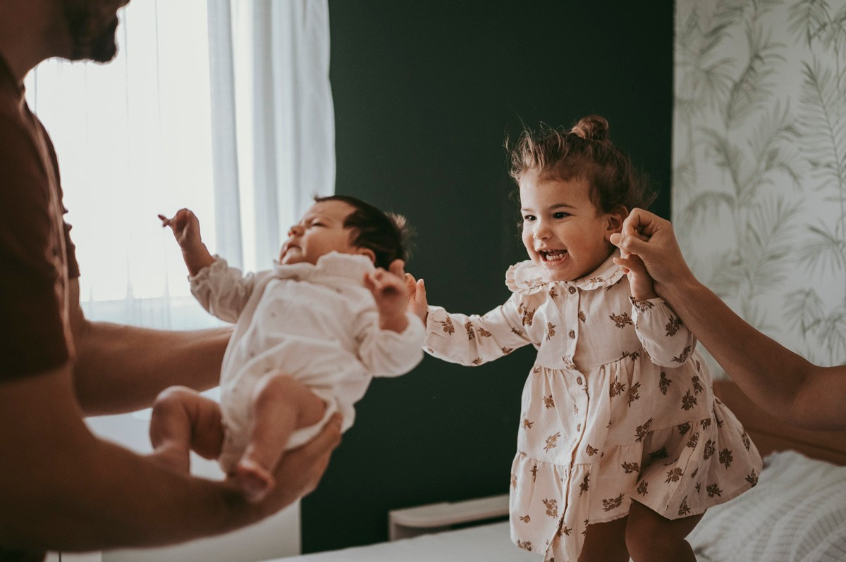 Katarina, Dejan, Petra i Julija / porodicno fotografisanje kod kuce. Deciji i porodicni fotograf u Beogradu Oksana Skendzic