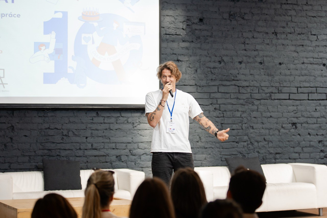 Firemní fotograf Praha. Dana Lišková — Empatická fotografka | Introspektivní umělkyně | Neurodivergentní koučka| Zakladatelka Artepy.cz