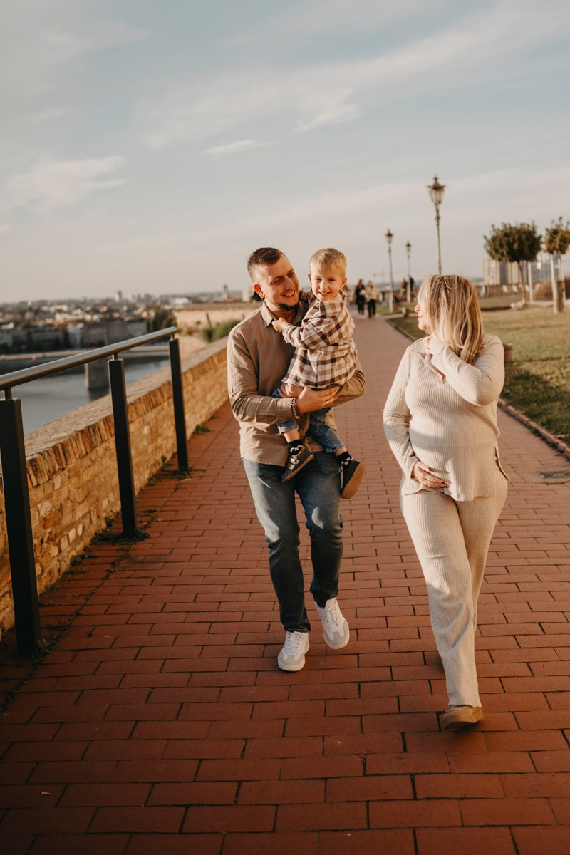 Zlata, Nemanja i Aleksej — porodicno fotografisanje napolju. Deciji i porodicni fotograf u Beogradu Oksana Skendzic