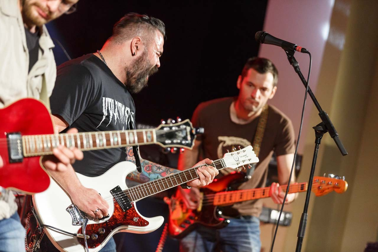 Odličan momenat solo gitariste Moonshine Alligators benda u energičnom nastupu u Novom Sadu.