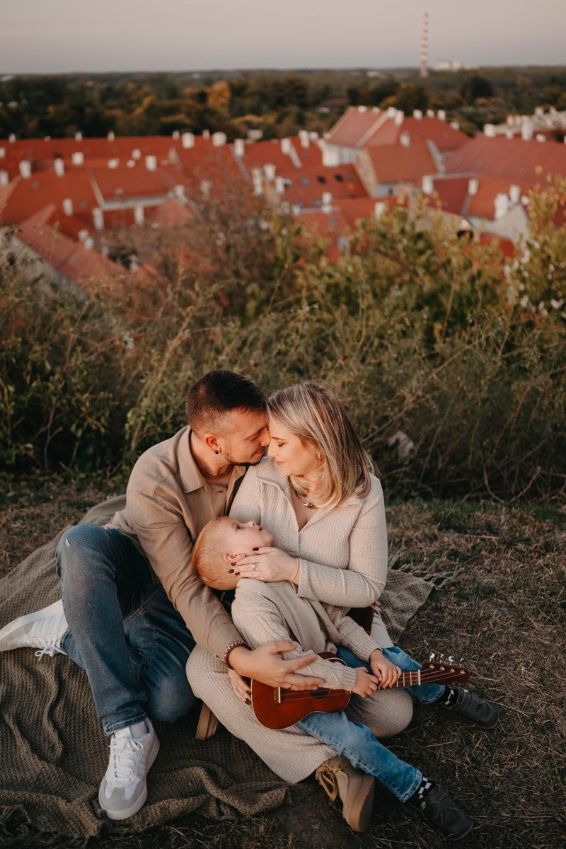 Zlata, Nemanja i Aleksej — porodicno fotografisanje napolju. Deciji i porodicni fotograf u Beogradu Oksana Skendzic