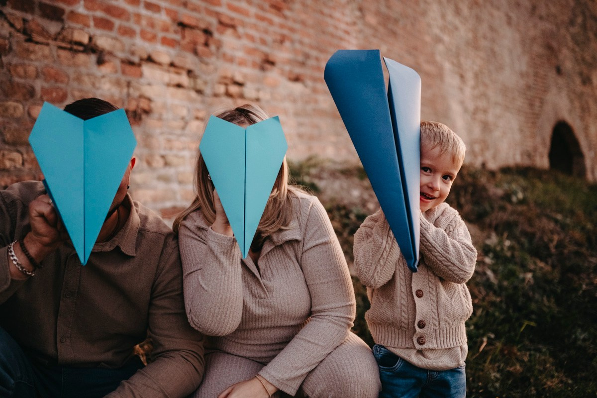 Zlata, Nemanja i Aleksej — porodicno fotografisanje napolju. Deciji i porodicni fotograf u Beogradu Oksana Skendzic