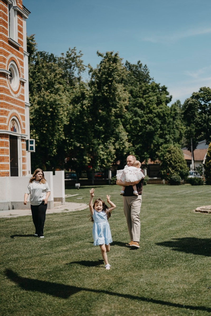 Verino krstenje / Crkva Rodjenja Presvete Bogorodice, Batajnica. Deciji i porodicni fotograf u Beogradu Oksana Skendzic