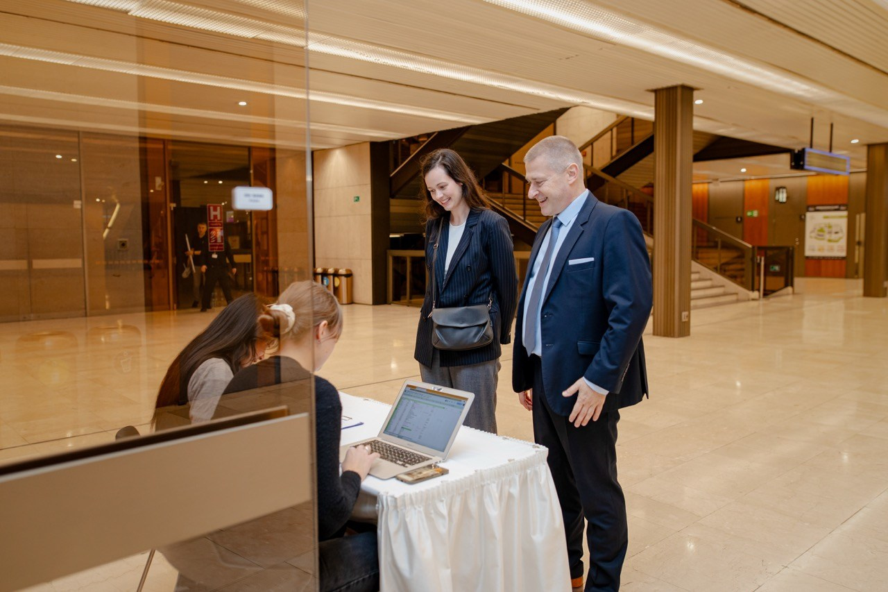 Firemní fotograf Praha. Dana Lišková — Empatická fotografka | Introspektivní umělkyně | Neurodivergentní koučka| Zakladatelka Artepy.cz