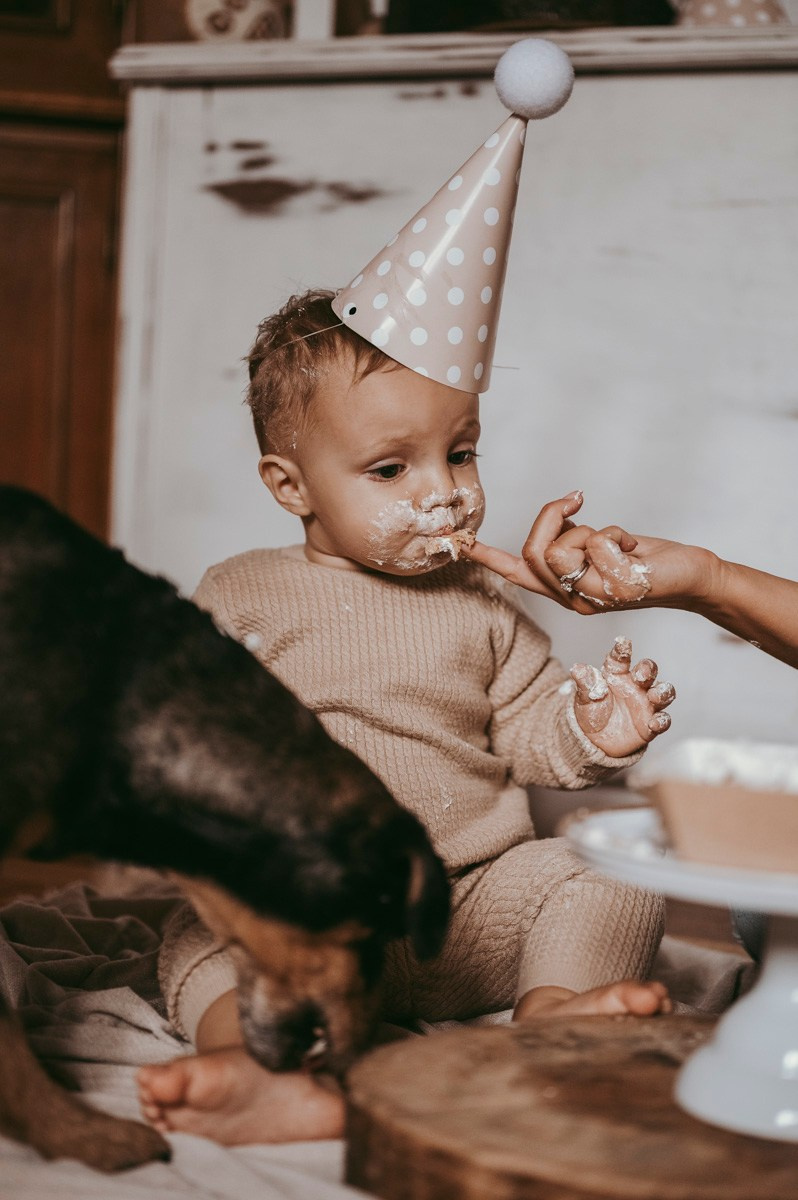 Filipova prva proslava rodjendan kod kuce. Deciji i porodicni fotograf u Beogradu Oksana Skendzic