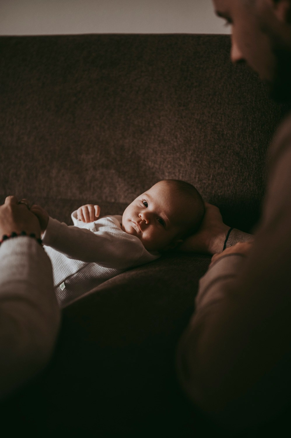Porodicno fotografisanje sa bebom kod kuce / Ivana Miroslav i Nadica. Deciji i porodicni fotograf u Beogradu Oksana Skendzic