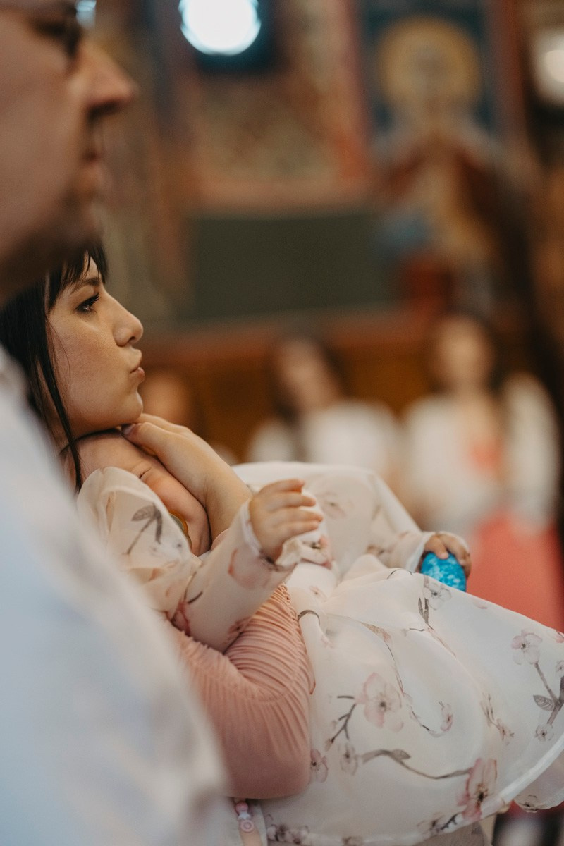 Verino krstenje / Crkva Rodjenja Presvete Bogorodice, Batajnica. Deciji i porodicni fotograf u Beogradu Oksana Skendzic