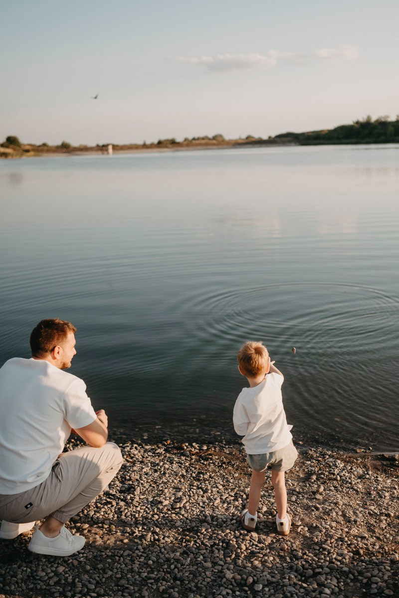 Djurdjica, Tadej i Miloje porodicno fotografisanje napolju. Deciji i porodicni fotograf u Beogradu Oksana Skendzic