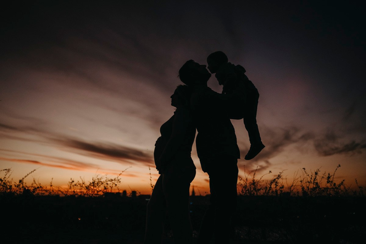 Zlata, Nemanja i Aleksej — porodicno fotografisanje napolju. Deciji i porodicni fotograf u Beogradu Oksana Skendzic