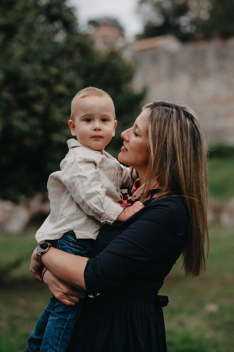 Nevena, Dusan i Vuk porodicno fotografisanje napolju. Deciji i porodicni fotograf u Beogradu Oksana Skendzic