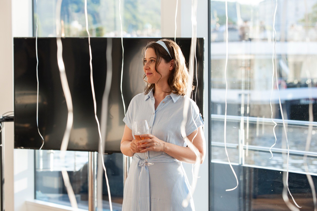 Firemní fotograf Praha. Dana Lišková — Empatická fotografka | Introspektivní umělkyně | Neurodivergentní koučka| Zakladatelka Artepy.cz