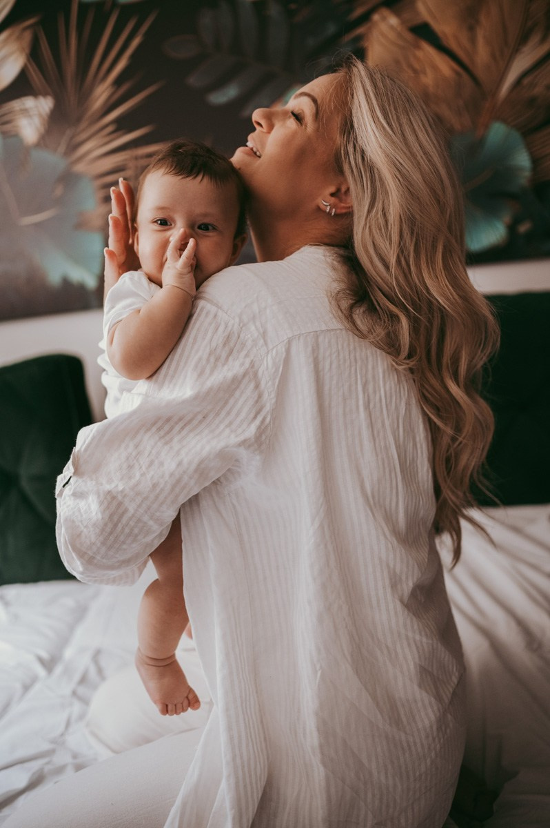 fotografisanje beba kod kuce, porodicno fotografisanje, fotografisanje dece, mama i beba, prve dane sa bebom, kozmetika za bebe, poklon za decu, soba za bebu, decija garderoba, majcinstvo, nega novorodjenceta, priprema za porodjaj, nega beba, dojenje