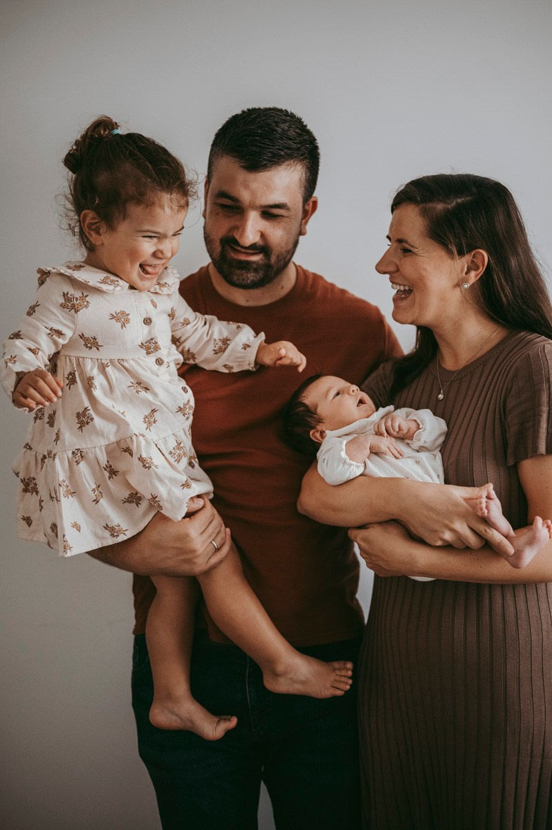 Katarina, Dejan, Petra i Julija / porodicno fotografisanje kod kuce. Deciji i porodicni fotograf u Beogradu Oksana Skendzic