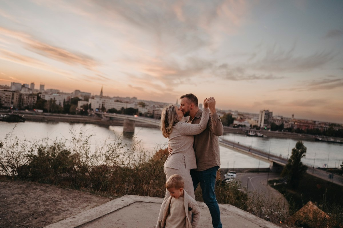 Zlata, Nemanja i Aleksej — porodicno fotografisanje napolju. Deciji i porodicni fotograf u Beogradu Oksana Skendzic