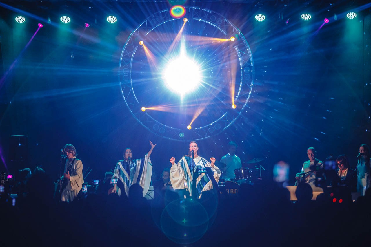 ABBA Ring Tribute na nastup sa svetlosnim šouom u pozadini pred prepunom Botaničkom baštom u Beogradu.