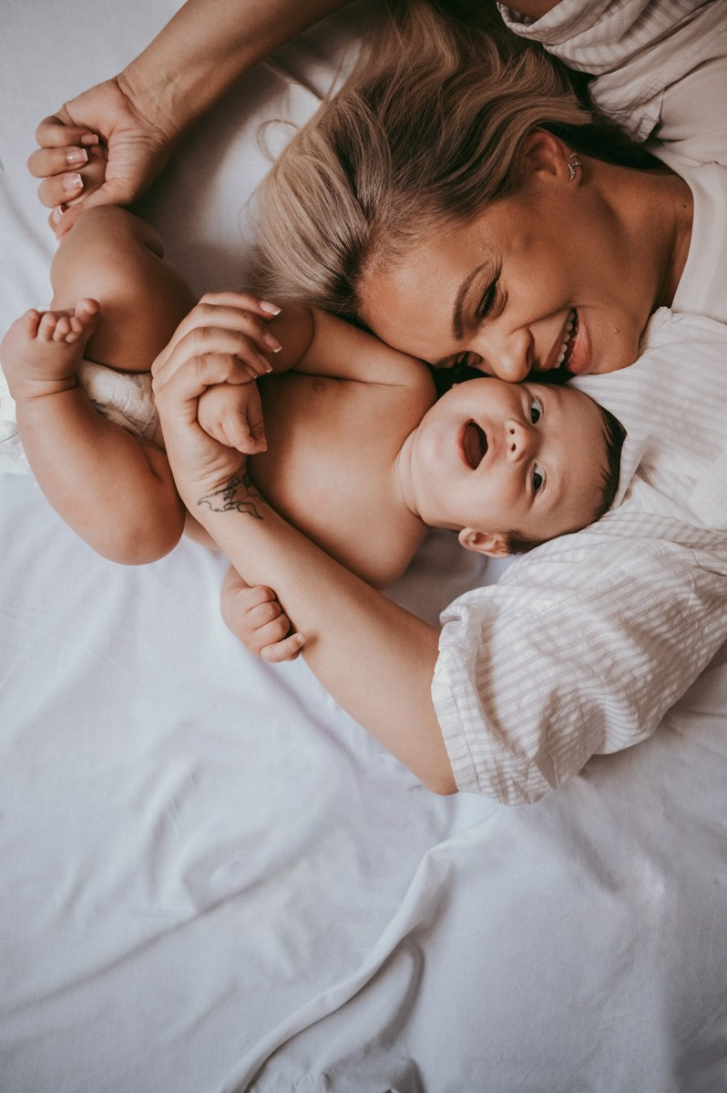 fotografisanje beba kod kuce, porodicno fotografisanje, fotografisanje dece, mama i beba, prve dane sa bebom, kozmetika za bebe, poklon za decu, soba za bebu, decija garderoba, majcinstvo, nega novorodjenceta, priprema za porodjaj, nega beba, dojenje