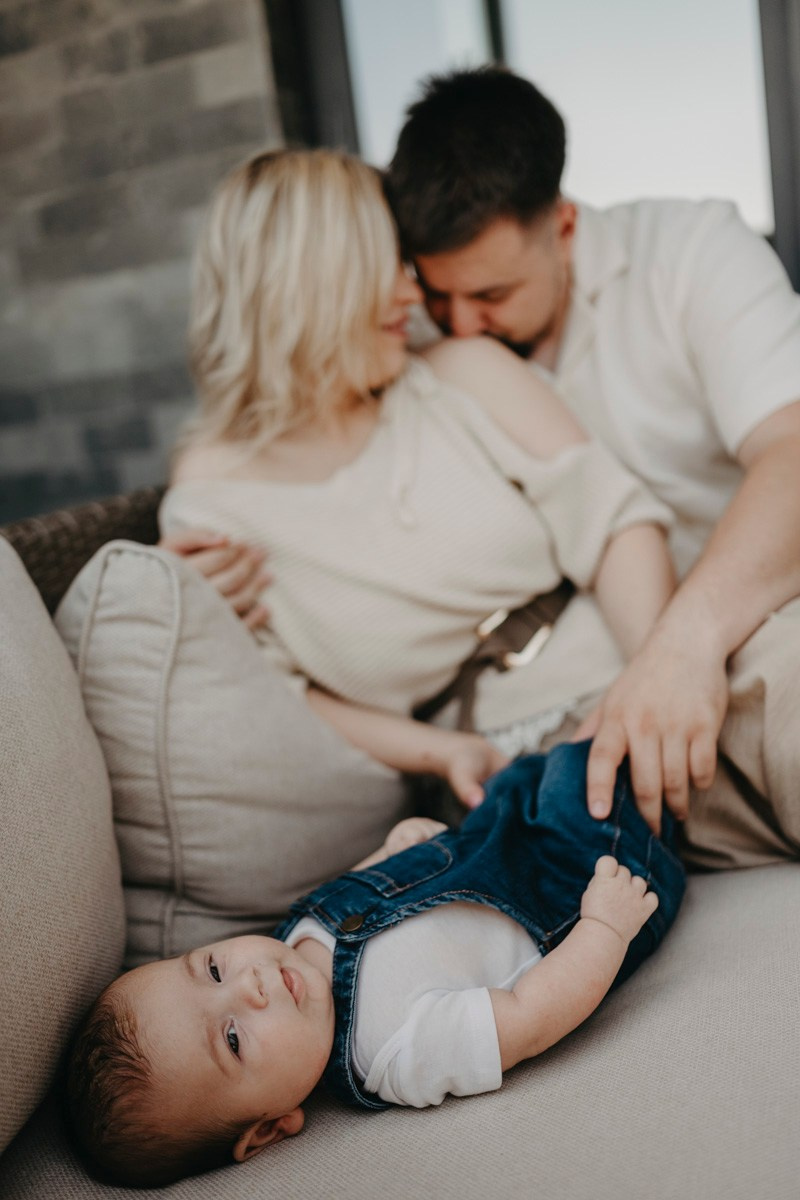 Jelena, Uros i Vasilije / porodicno fotografisanje kod kuce. Deciji i porodicni fotograf u Beogradu Oksana Skendzic