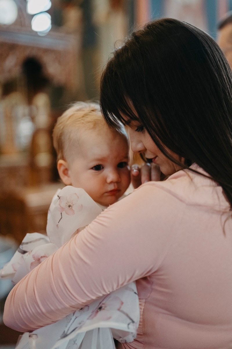 Verino krstenje / Crkva Rodjenja Presvete Bogorodice, Batajnica. Deciji i porodicni fotograf u Beogradu Oksana Skendzic