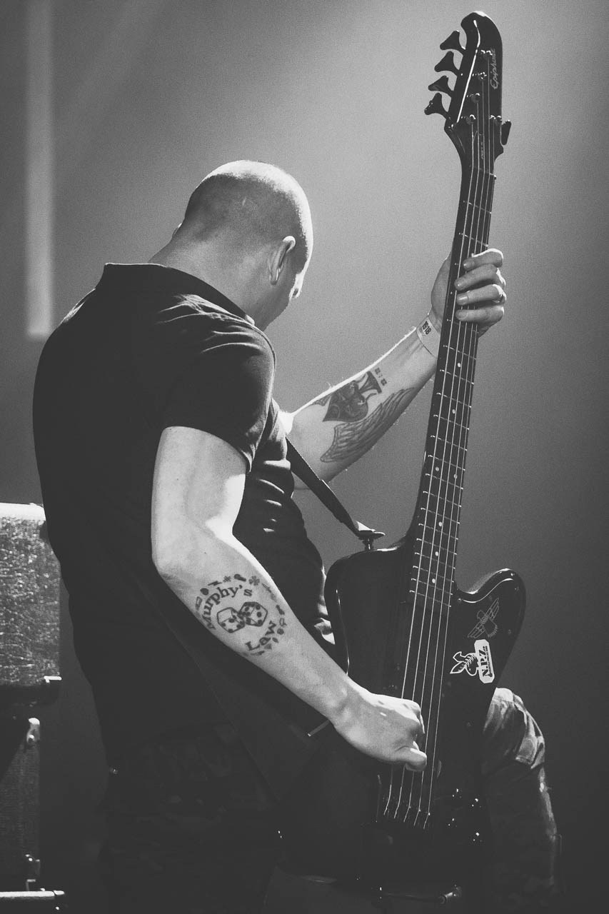 Basista benda Neprijatelj prelazi zeku u strastvenom izvođenju u atmosferičnom završetku nastupa.