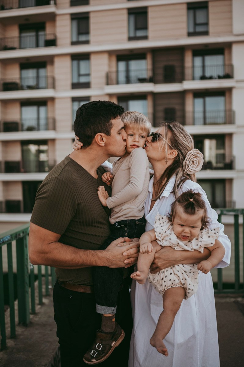 Kristina, Martin, Petra i Novak / porodicno fotografisanje napolju. Deciji i porodicni fotograf u Beogradu Oksana Skendzic