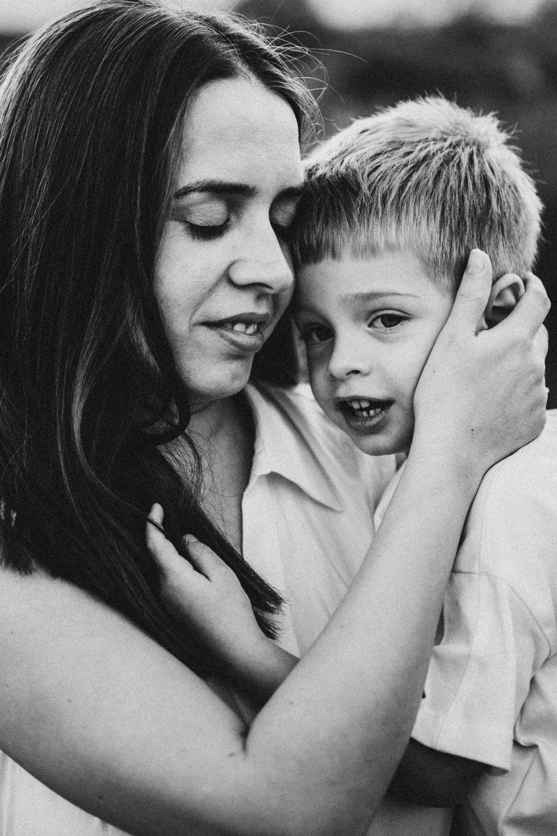 Djurdjica, Tadej i Miloje porodicno fotografisanje napolju. Deciji i porodicni fotograf u Beogradu Oksana Skendzic